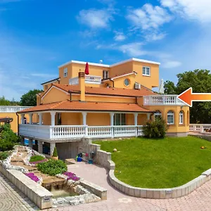 villa-marko-3-apartments-with-shared-swimming-pool.pula-hotels.org/
