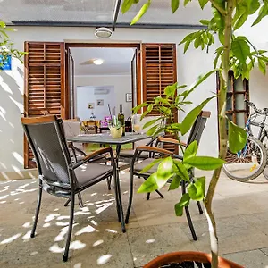 R Apartman